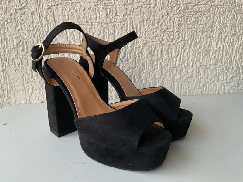 Sandalias negras de tacón alto - 1