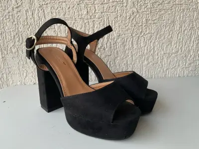 Sandalias negras de tacón alto - miniatura 1