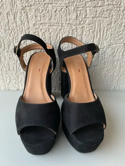 Sandalias negras de tacón alto - miniatura 2