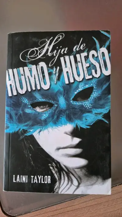 Libro 'Hija de Humo y Hueso' - miniatura 1