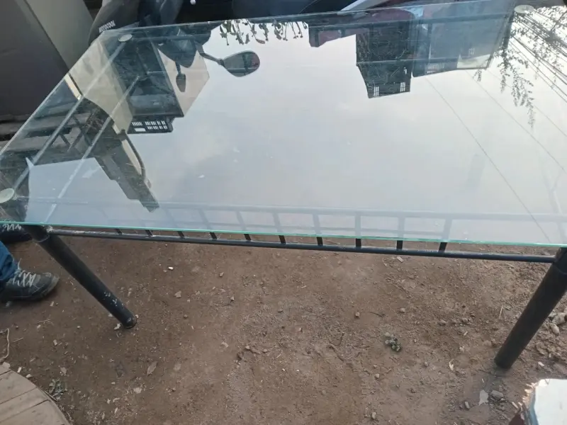 Mesa de vidrio con estructura metálica
