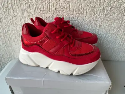Zapatillas deportivas rojas - miniatura 1