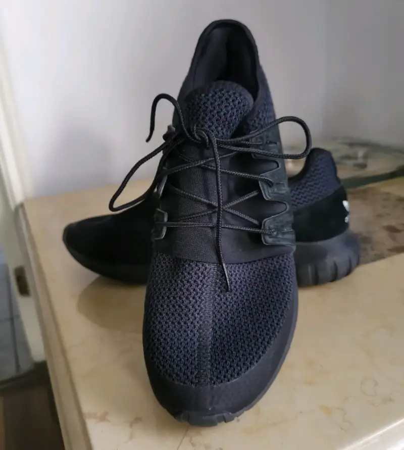 Zapatillas negras deportivas - 1