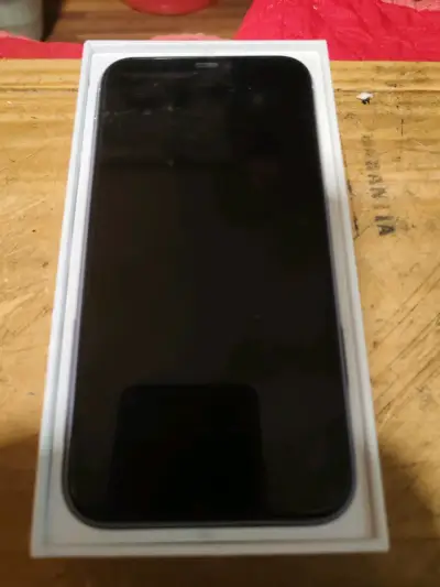 Teléfono inteligente en caja - miniatura 1