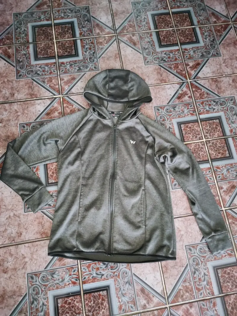 Polerón gris con capucha