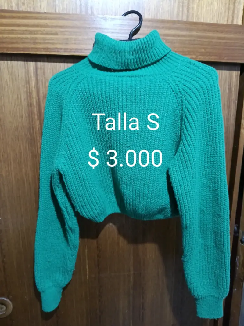 Suéter verde cuello alto