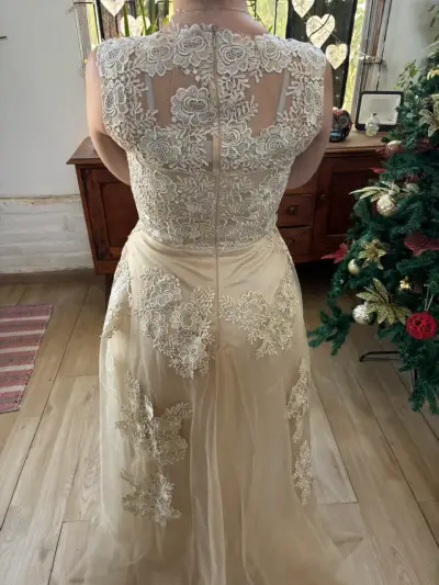 Vestido novia elegante de encaje beige - miniatura 2