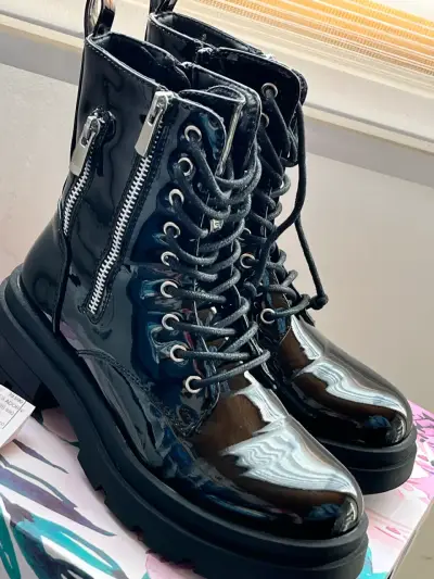 Botas negras charol con cordones - miniatura 1