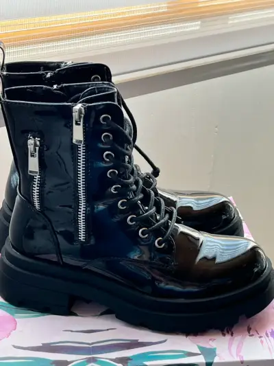 Botas negras charol con cordones - miniatura 2