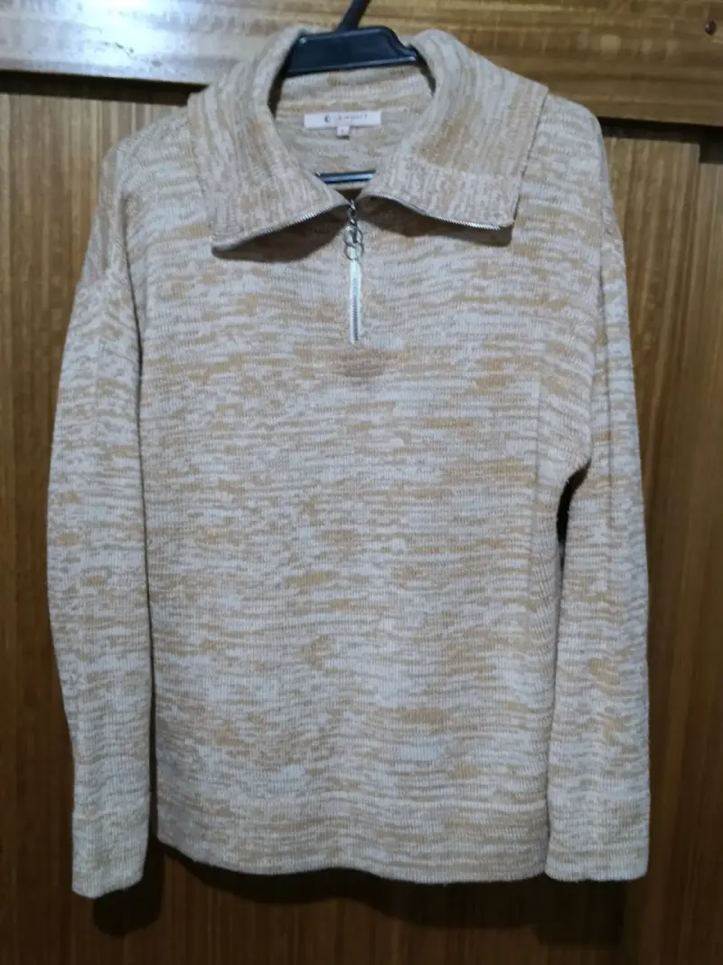 Sweater beige con cierre