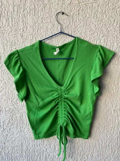 Polera verde fruncida - miniatura 1