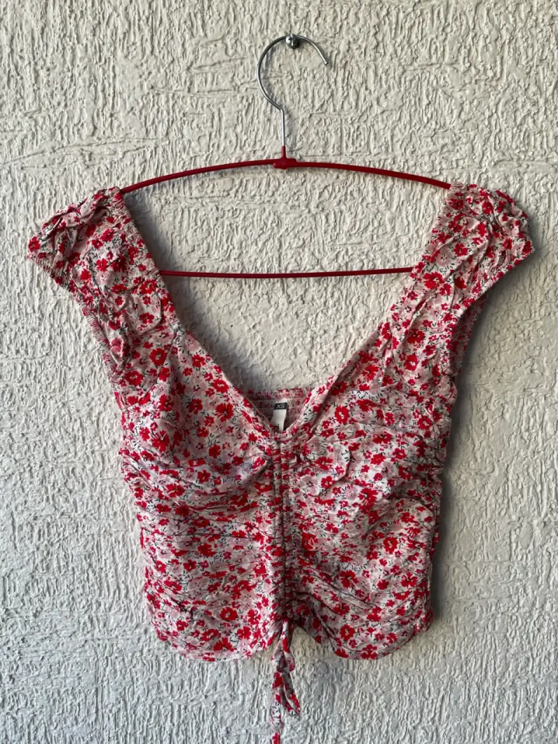 Top floreado ajustable rojo y blanco - 1