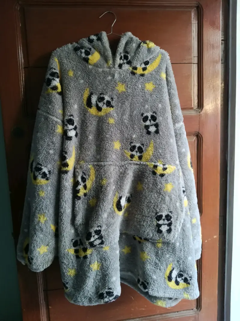 Polerón gris con capucha y pandas