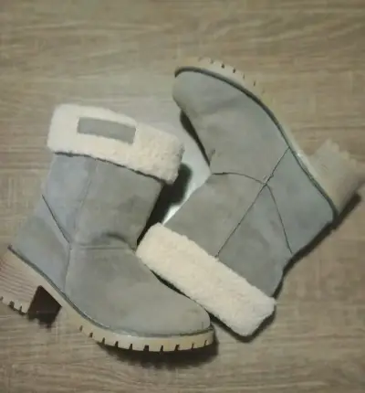 Botas grises con forro de lana - miniatura 1