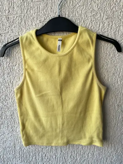 Polera sin mangas amarilla - miniatura 1