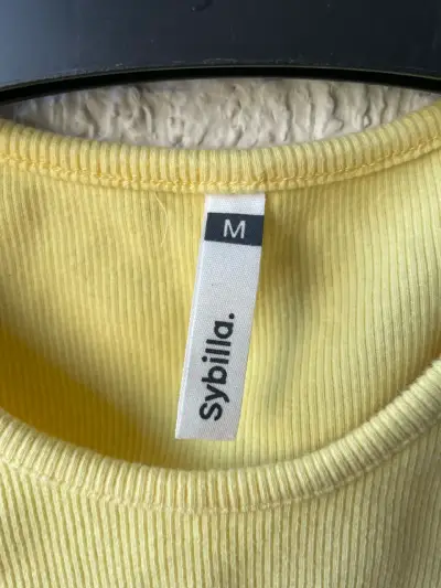 Polera sin mangas amarilla - miniatura 2