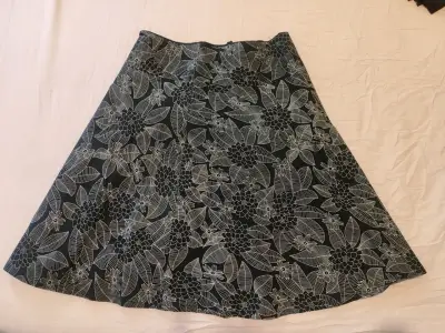 Falda floral negra y blanca - miniatura 1