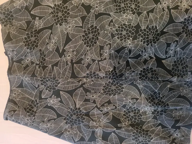 Falda floral negra y blanca - 3