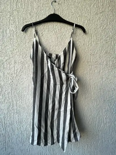 Vestido a rayas blanco y negro - miniatura 1