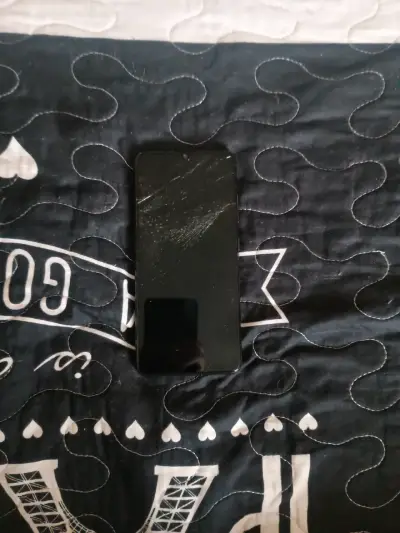 Celular con pantalla dañada - miniatura 1