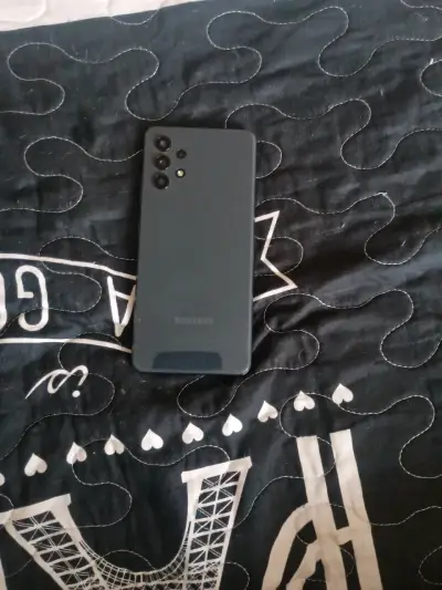 Celular con pantalla dañada - miniatura 2
