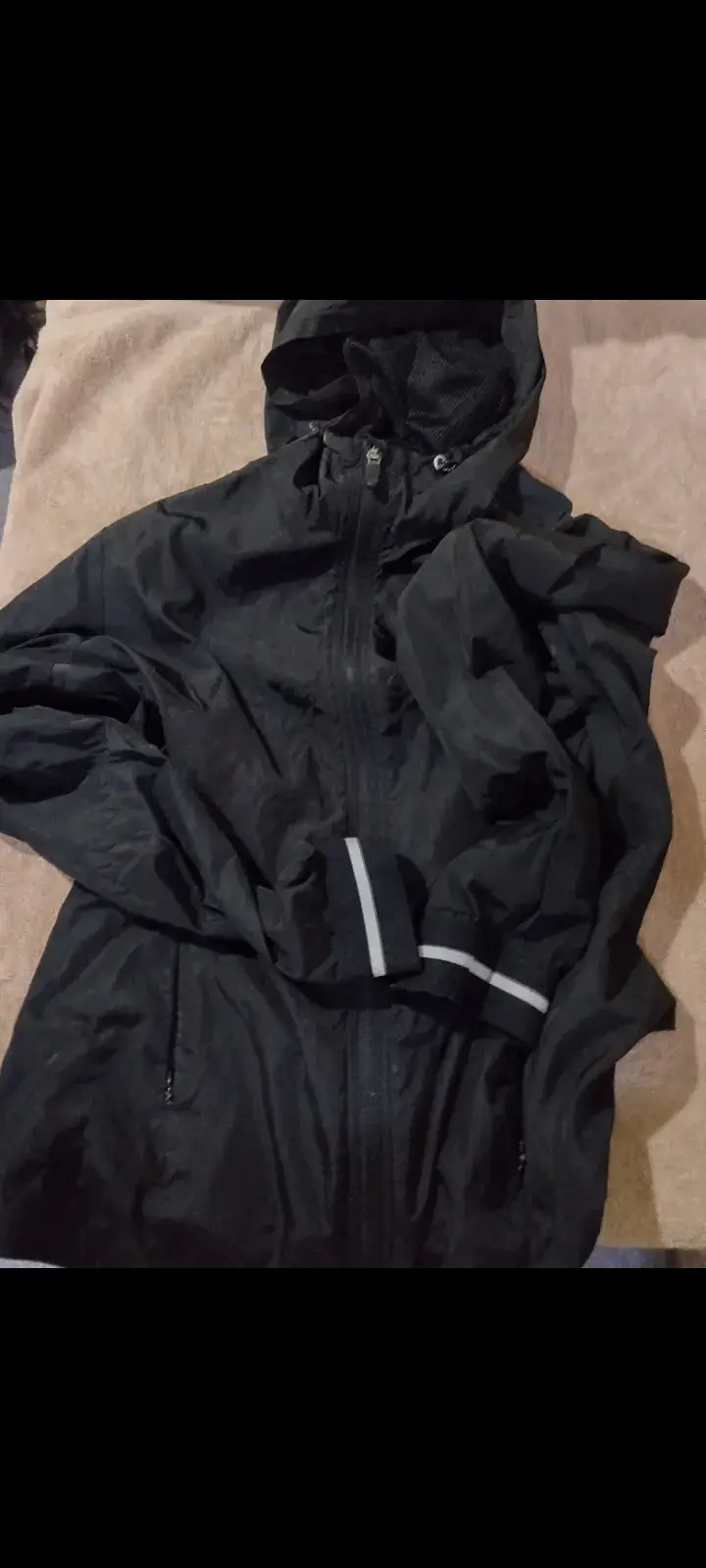 Chaqueta negra con capucha