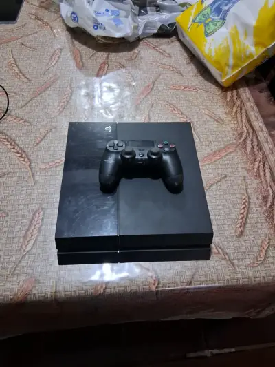 Consola PS4 con control negro - miniatura 1