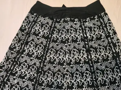 Falda negra con bordados blancos - miniatura 1