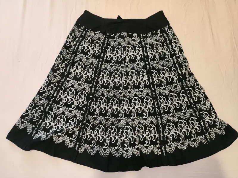 Falda negra con bordados blancos - 2