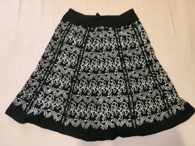 Falda negra con bordados blancos - miniatura 2
