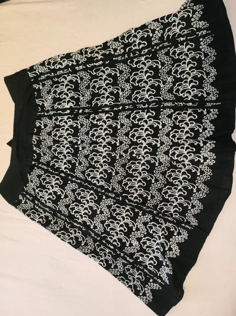 Falda negra con bordados blancos - 3