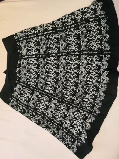 Falda negra con bordados blancos - miniatura 3