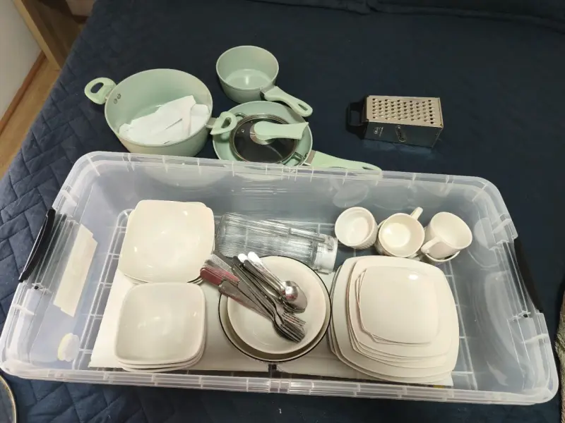 Set de vajilla y utensilios de cocina