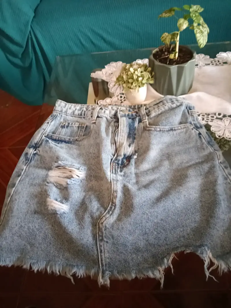 Falda corta de mezclilla desgastada