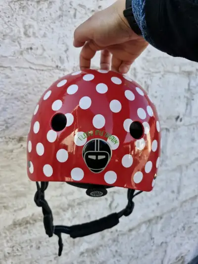 Casco rojo con lunares blancos - miniatura 1