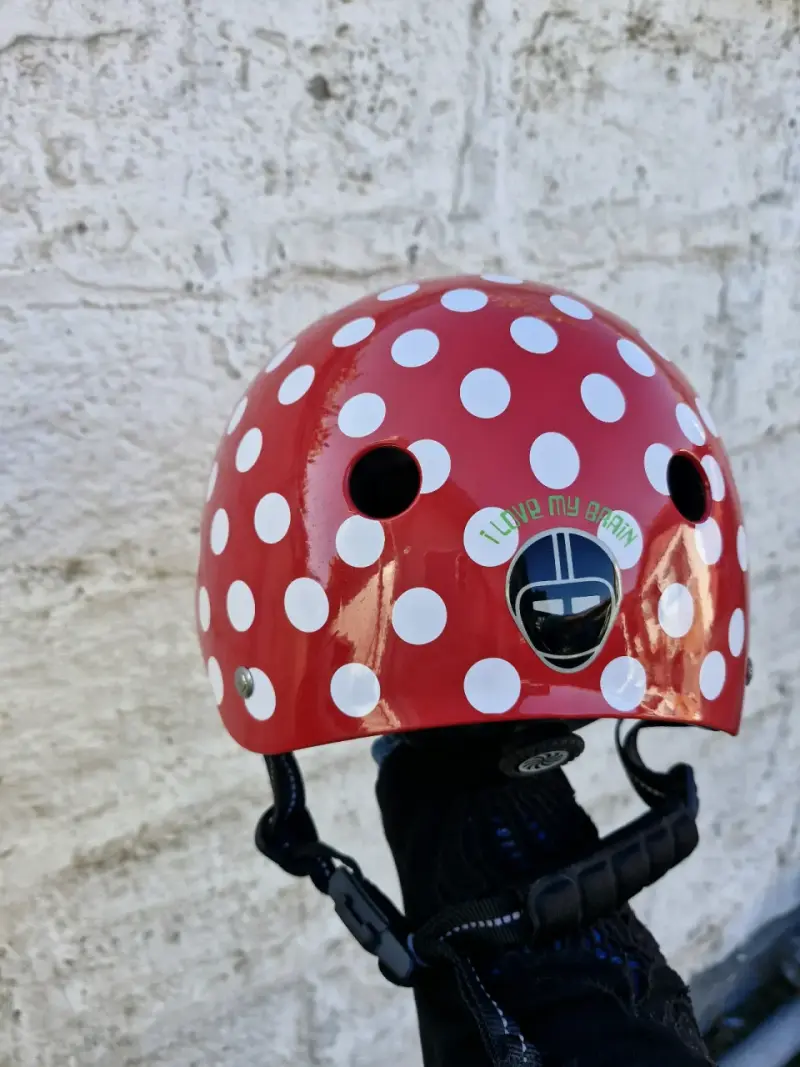 Casco rojo con lunares blancos - 2