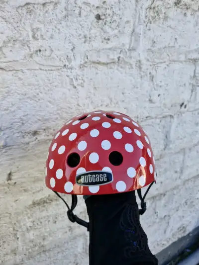 Casco rojo con lunares blancos - miniatura 3
