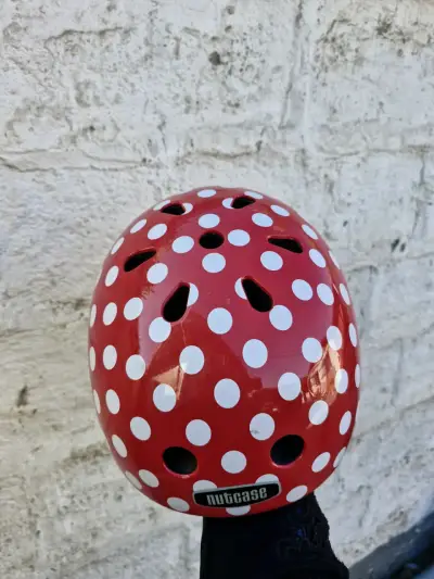 Casco rojo con lunares blancos - miniatura 4