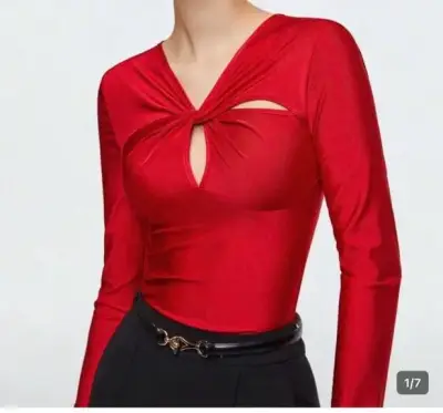 Polera roja con diseño frontal - miniatura 1