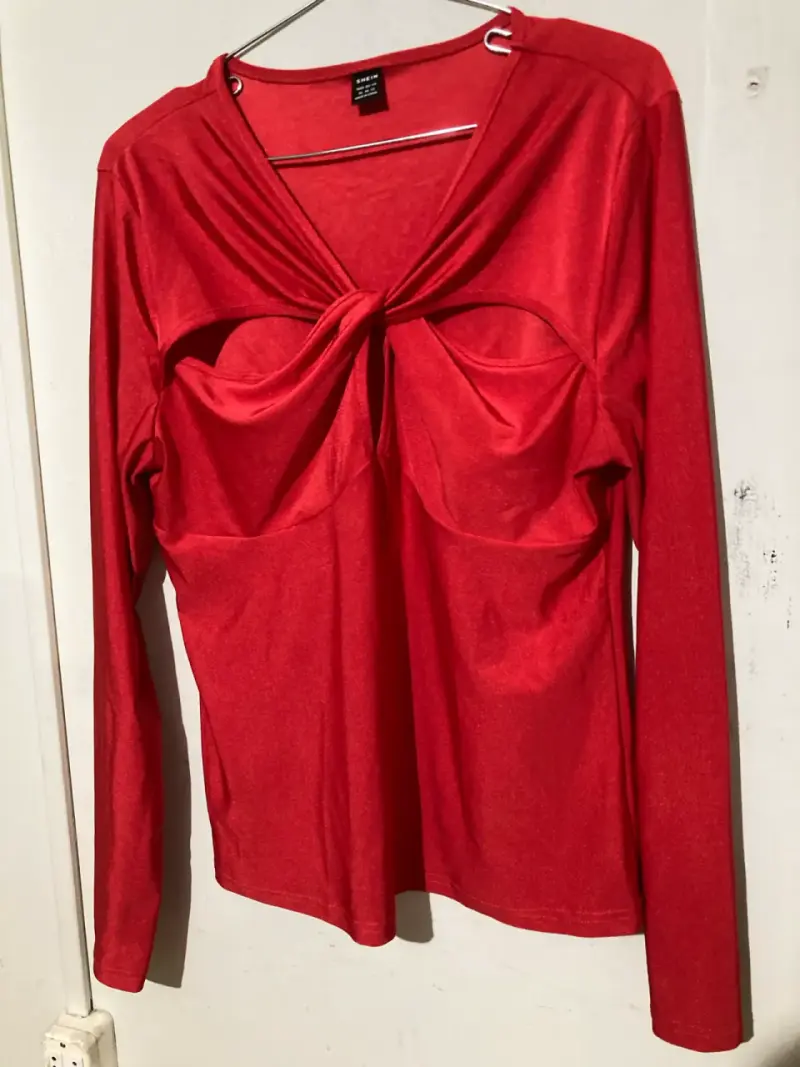 Polera roja con diseño frontal - 4