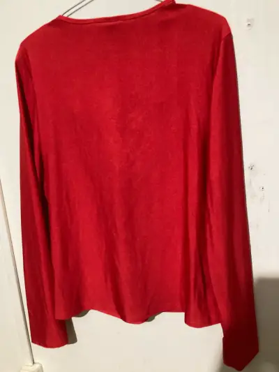 Polera roja con diseño frontal - miniatura 5