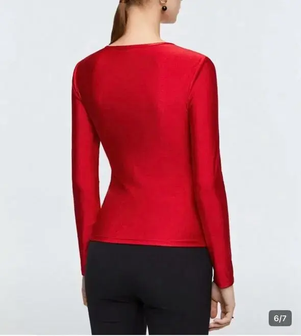 Polera roja con diseño frontal - 7