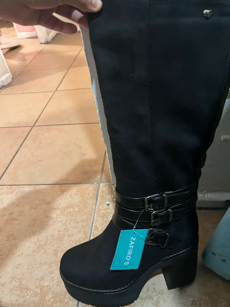 Botas negras con hebillas - 1