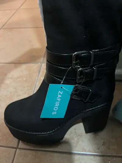 Botas negras con hebillas - miniatura 2