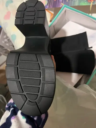 Botas negras con hebillas - miniatura 3
