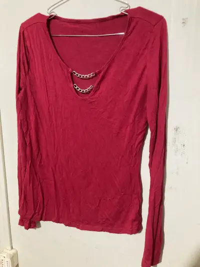 Polera rojo burdeo con cadena - miniatura 3
