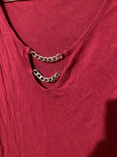 Polera rojo burdeo con cadena - miniatura 4