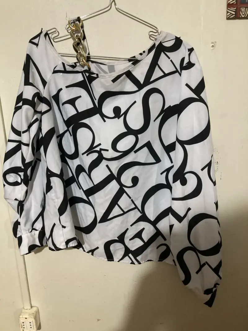 Blusa blanca con estampado de letras - 8