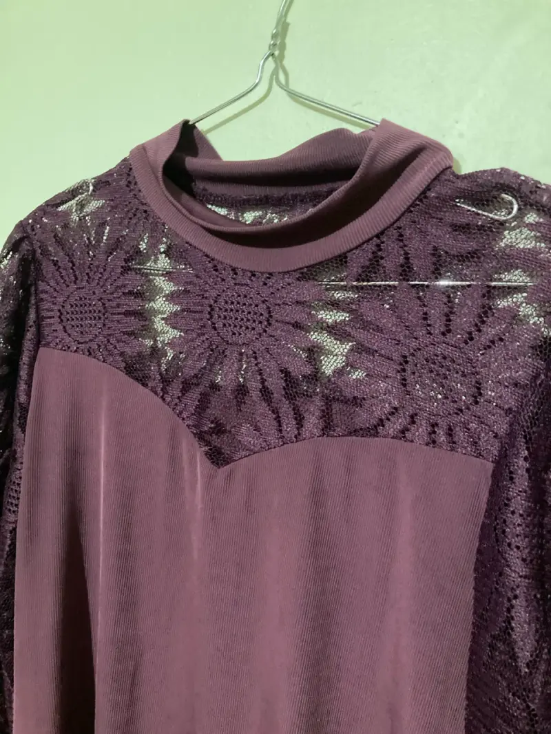Polera lila con encaje floral - 5