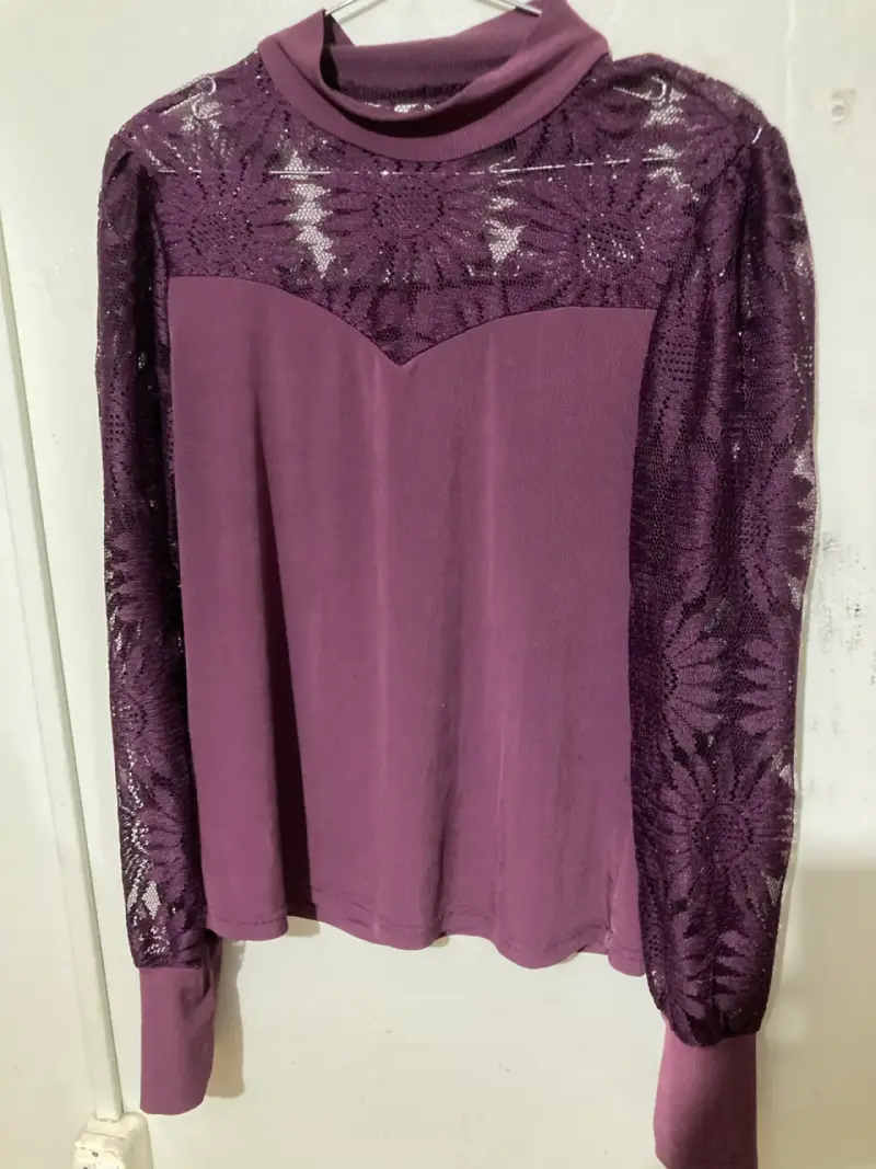 Polera lila con encaje floral - 7